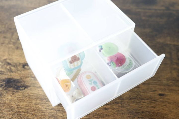セリアの収納ケースの引き出しにフレークシールを収納した状態
