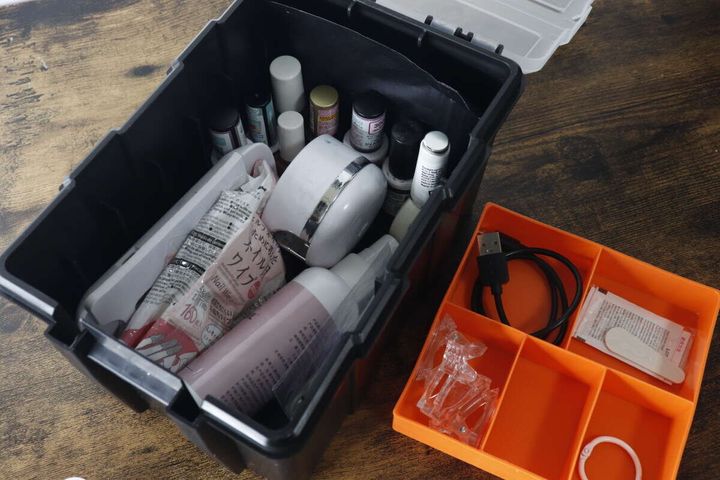 オレンジ色のトレーを外した工具箱本体に、ネイル用品が収納されている