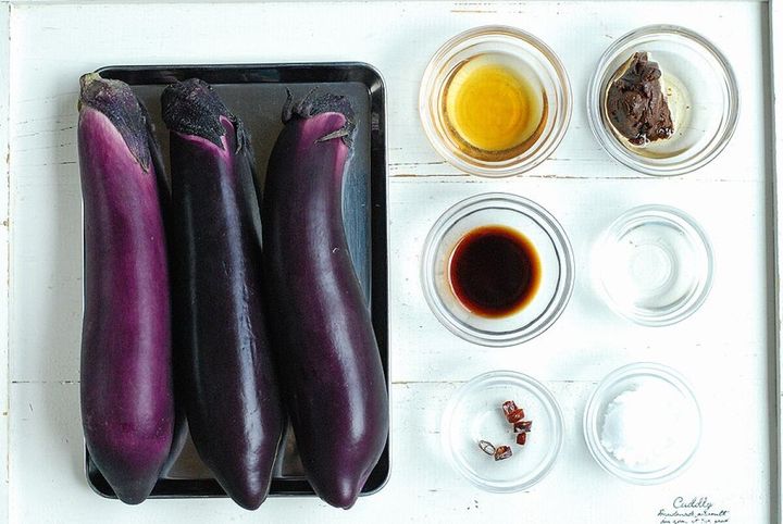 まな板の上に並べられたなす3本と、小皿に入った調味料の俯瞰写真