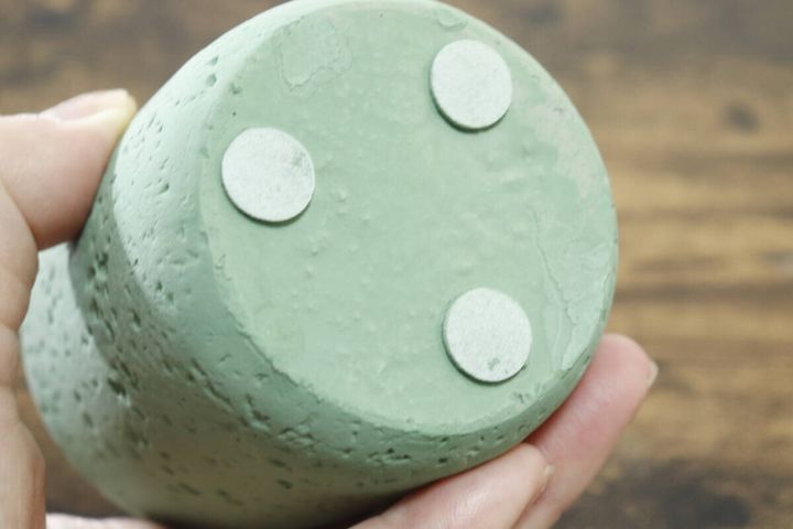 手で持ったキャンドル容器の底面にあるクッションシール