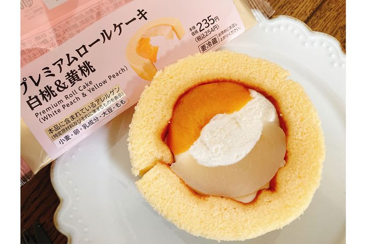 Uchi Cafe プレミアムロールケーキ白桃＆黄桃／￥254（税込み）