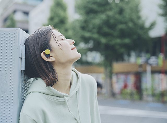 オープンイヤーをつけた女性