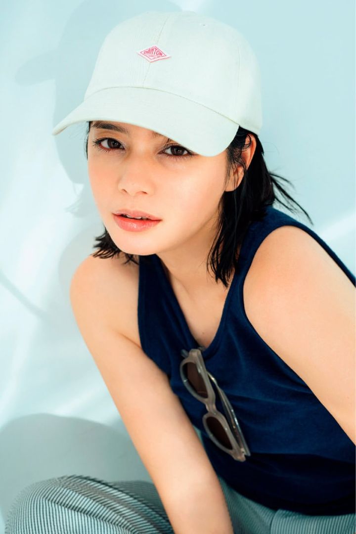 きらめきアイシャドウ・ネイルで作る「涼感メイク」 モデル＝岸本セシル ①