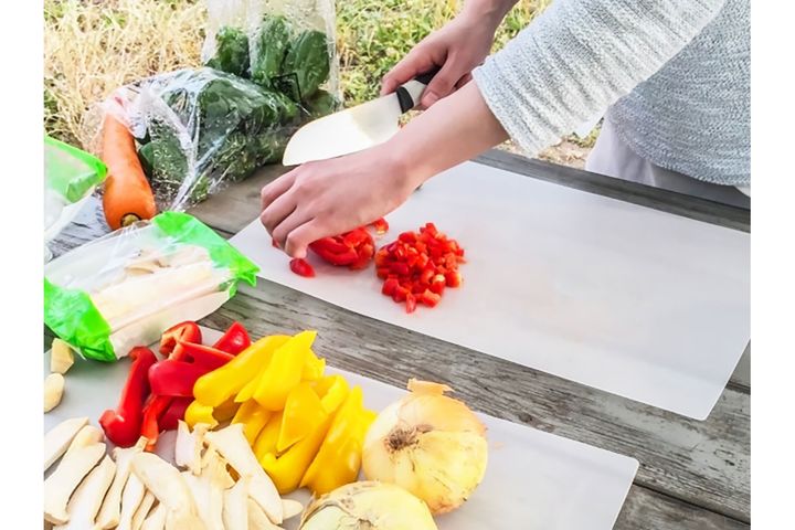 100均などで手に入る持ち運びやすい簡易まな板を複数用意し、野菜と肉・魚を分けて切りましょう。生野菜の近くに生肉・生魚を置くのは二次感染のリスク大です。