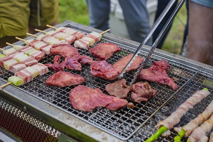 生肉を置く・裏返すは「トング」、取り分けは「箸」など、誰もが分かりやすい使い分けを。