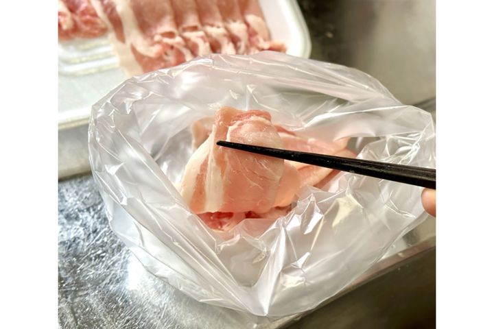 肉はトレイ入りのままではなくビニール袋などに移し、しっかり結んで運びましょう。