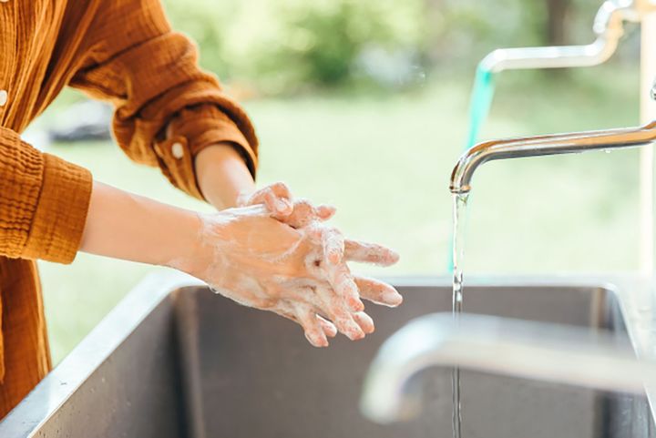 キャンプ場の炊事場にある水道水を使って、指の間もしっかり手洗いしましょう。