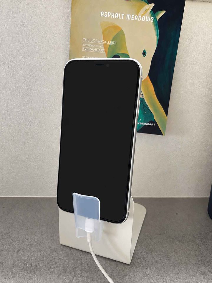 画像2: 充電しながら使えるスマホスタンドに