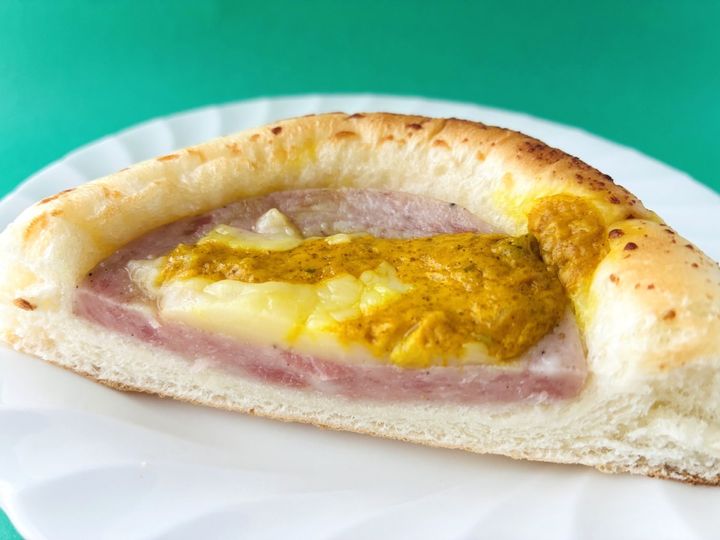 「朝食にぴったり！」「リベイクがおすすめ！」【ローソン】チーズとカレーのボロニアソーセージパン