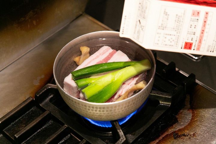 豚バラ肉を煮る①