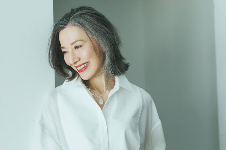 ブラウス ¥59,400、ネックレス¥18,700 ／ともにアドーア