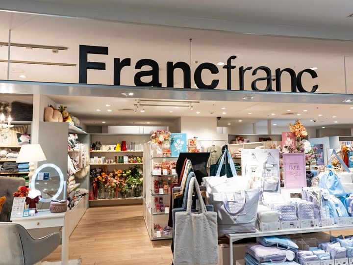 「Francfranc（フランフラン）」から発売されている「キシリトール加工 パイルパジャマ」が、ひんやりとした肌ざわりとかわいいデザインで人気を集めています。SNSでも反響を呼んでいる同商品の魅力を紹介します。