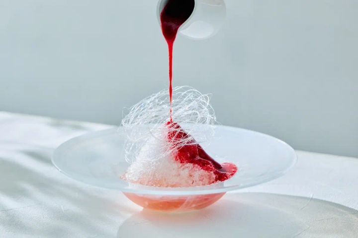 お好みのタイミングでとろりとかけて楽しむ、甘酸っぱいベリーのアクセント