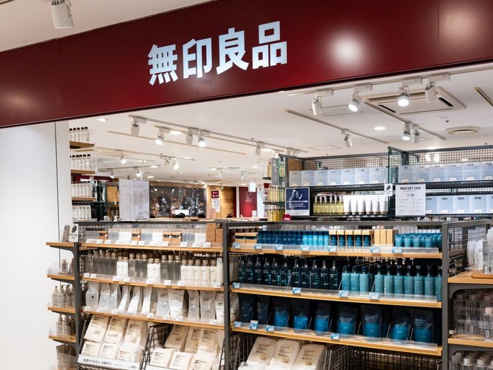 「無印良品」から発売されている「家中が掃除できる 希釈洗剤セット」が、コンパクトさと使い勝手の良さで人気を集めています。SNSでも反響を呼んでいる同商品の魅力を紹介します。