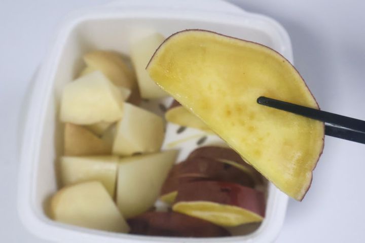 ダイソー 「電子レンジ調理器 温野菜」 ￥110（税込）で加熱したさつまいも