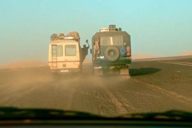 和やかな雰囲気で次の会場へと向かう一行だったが… [c] 2025 LOS DESERTORES FILMS, A.I.E., TELEFÓNICA AUDIOVISUAL DIGITAL, S.L.U.,FILMES DA ERMIDA, S.L., EL DESEO DA, S.L.U., URI FILMS, S.L.,4A4 PRODUCTIONS