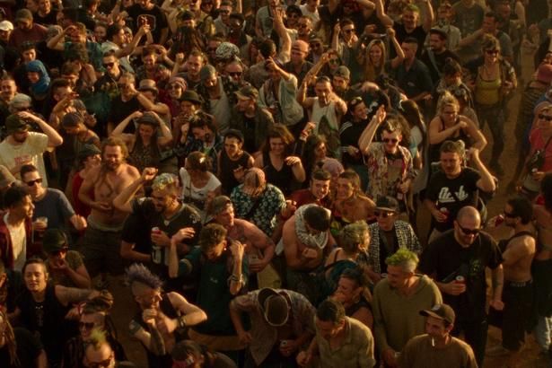 冒頭からいっきに画面に引き込まれる、レイブパーティシーン [c] 2025 LOS DESERTORES FILMS, A.I.E., TELEFÓNICA AUDIOVISUAL DIGITAL, S.L.U.,FILMES DA ERMIDA, S.L., EL DESEO DA, S.L.U., URI FILMS, S.L.,4A4 PRODUCTIONS