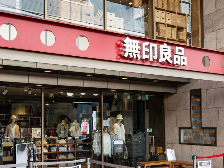 「無印良品」から発売されている「涼感 汗じみしにくい クルーネック 半袖Tシャツ」が、汗染みが目立ちにくい機能性で人気を集めています。SNSでも反響を呼んでいる同商品の魅力を紹介します。