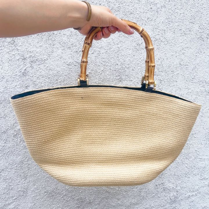 「シップスで購入したバッグはバンブーの持ち手がお気に入り。コーデにプラスするだけで夏らしい雰囲気に仕上がります」バッグ／シップス