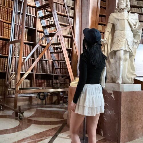 旅行先で必ず行くのは図書館と美術館…モデル・田澤明日香の”旅の楽しみ方”が素敵すぎる
