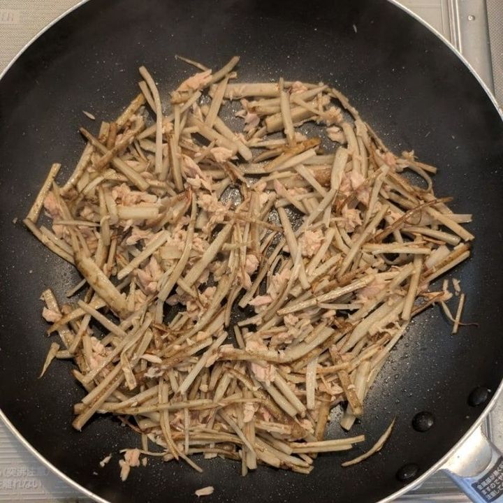 ツナも一緒に1分ほど炒める。