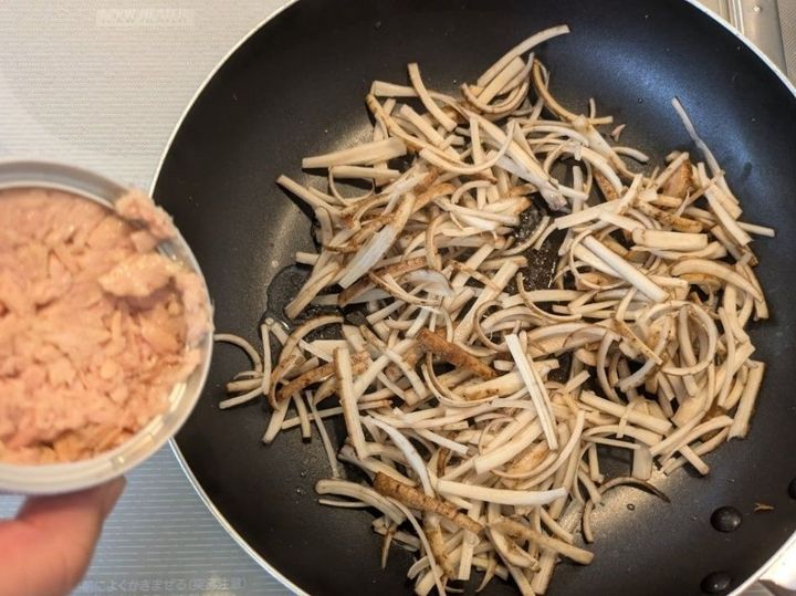 ごぼうは、細切りあく抜きして、ツナの油で炒める。