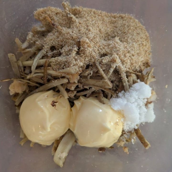 炒めたごぼうと調味料を合わせる。