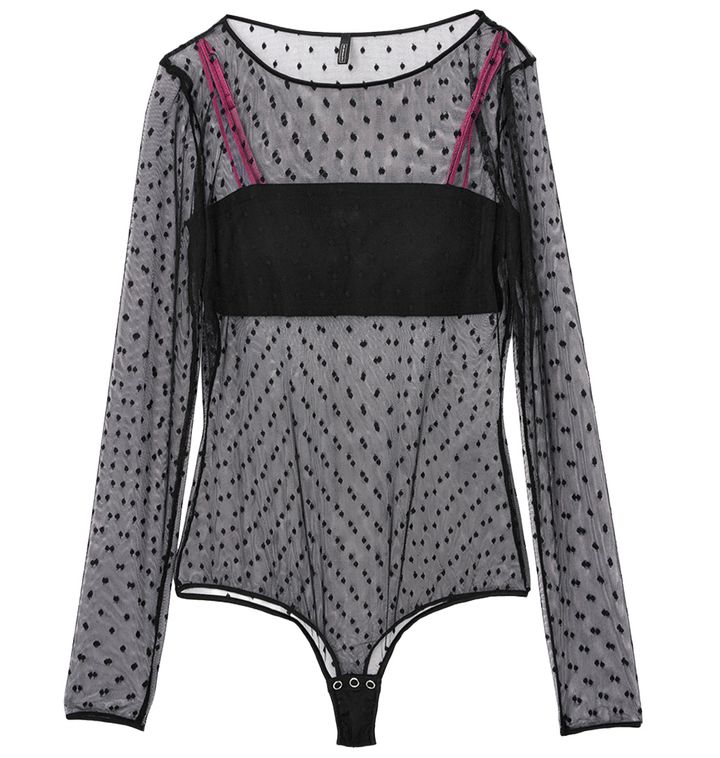 インティミッシミの黒のドット柄シアーボディスーツに、Nahのピンクひもバンドゥを透かせたクールでギャルマインドなレイヤードスタイル