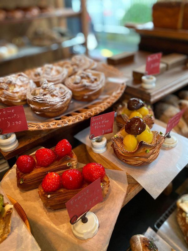 綺麗なデニッシュの並ぶ店内