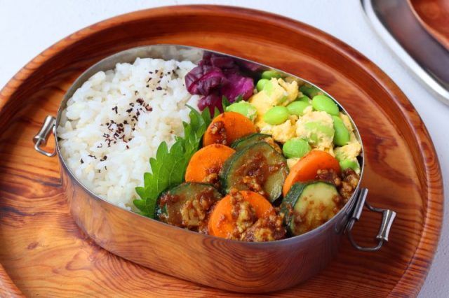 「ズッキーニのキーマカレー」「枝豆卵」2品弁当