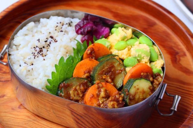 「ズッキーニのキーマカレー」「枝豆卵」2品弁当