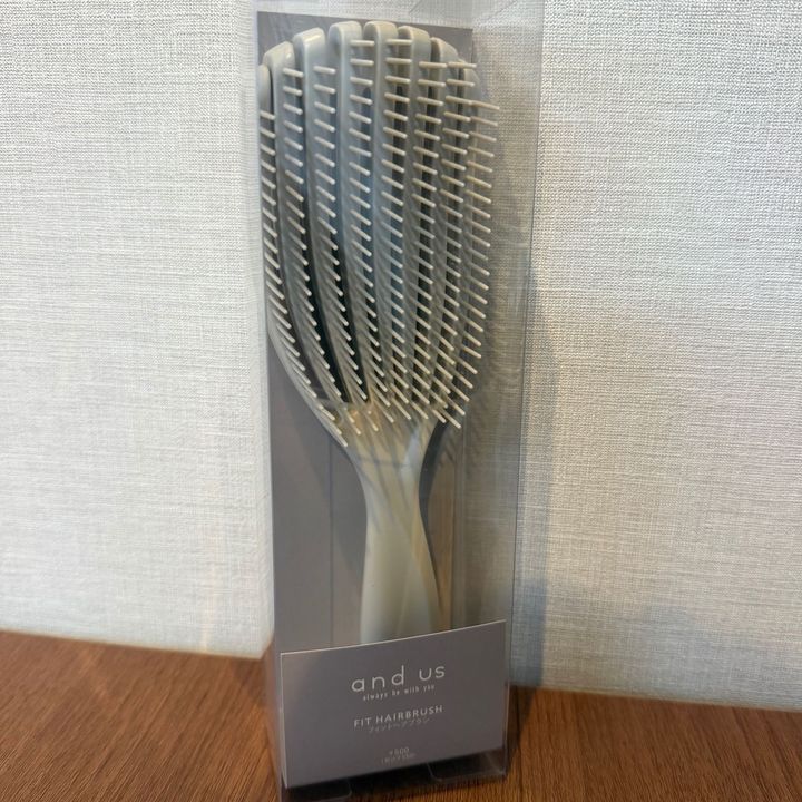 【3COINS】「また買ったの？」と怒られても欲しかった！再入荷の”特殊ヘアブラシ”が凄い
