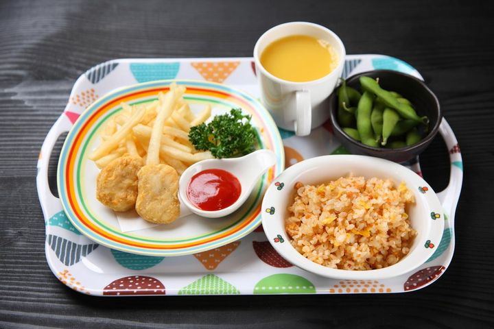 画像: “音を立てて食べる”孫にモヤっと！ 食事マナーを教えたら →「ねぇパパ、おばあちゃんが」思わぬ展開に