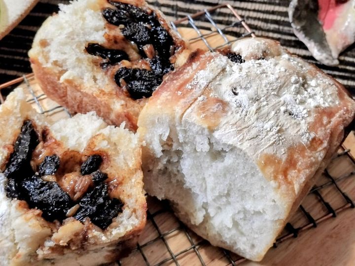 12、焼き上がったら、速やかに型から出す→網の上にのせる※半分に切り、更に半分に切ると、大粒レーズンたっぷりの断面が出できます！