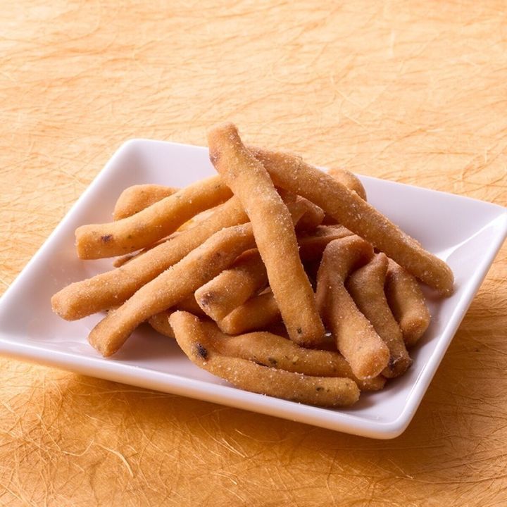 白い四角い皿に盛られた細長いポテトスティック