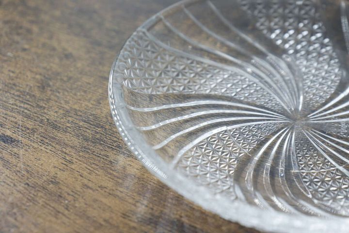 ガラス小皿の表面にある、きらきらとしたカット模様と流れるようなラインの接写