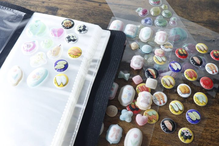 シールコレクションファイルに収納されたシールと広げられたシール