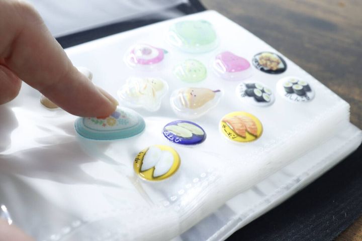 シールコレクションファイルに収納されたぷくぷくシールを指で触る様子