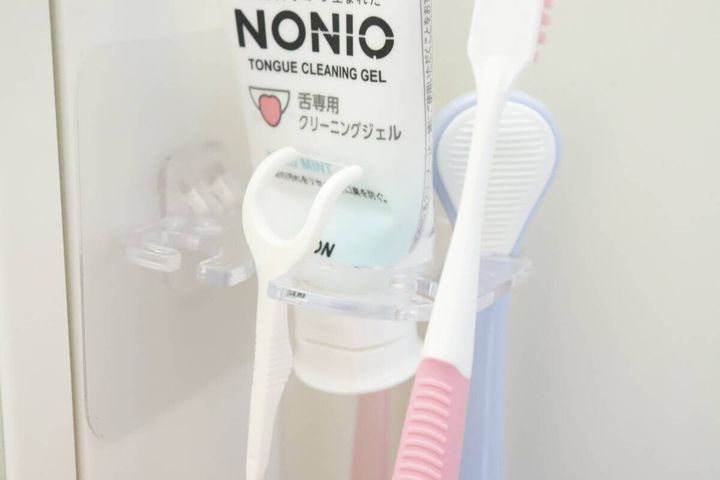 壁に設置された歯ブラシホルダーに歯ブラシと歯磨き粉が収納されている