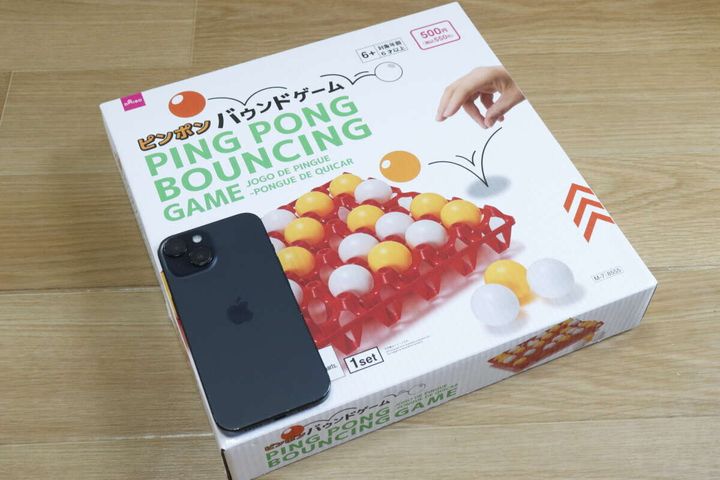 ピンポンバウンドゲームのパッケージとスマートフォンが並べて置かれている