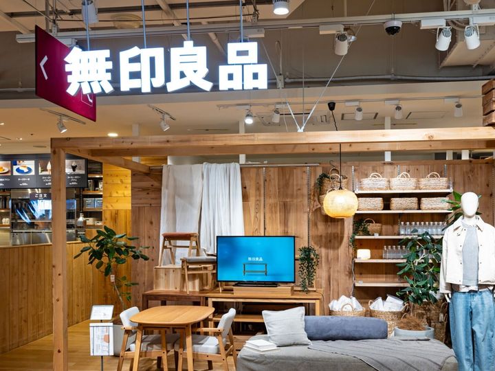 「無印良品」から発売されている「マグネットケーブルホルダー」が、電源まわりの配線をすっきり整理できると人気を集めています。SNSでも反響を呼んでいる同商品の魅力を紹介します。