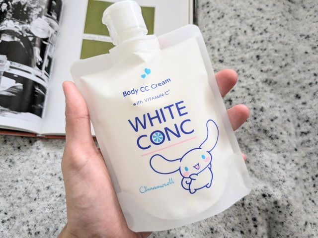 薬用ホワイトコンク ホワイトニングCC CⅡ シナモロールデザインパッケージを手で持った様子