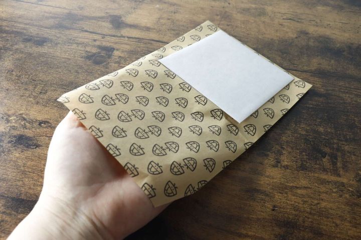 カメムシキャッチャーの茶色い封筒の中に、白い粘着シートが入っている様子