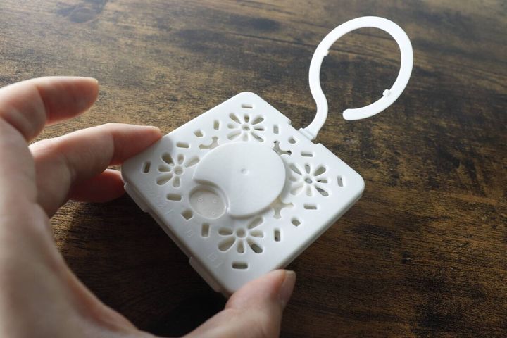 白いカメムシよけ芳香剤本体の裏側。白いフックが取り付けられている