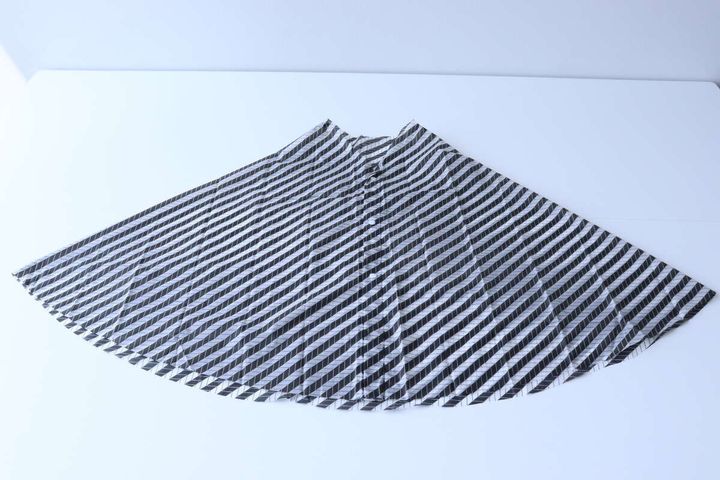 広げた状態のレインケープ（アローストライプ）