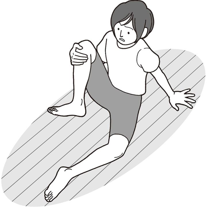 こむら返りが起こっている右足のひざ下あたりを持って、ひざをしっかり曲げる
