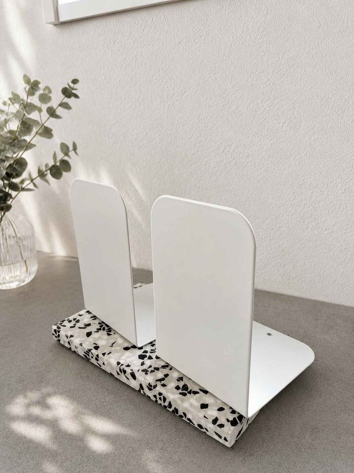 画像: シンプルなブックエンドを活用
