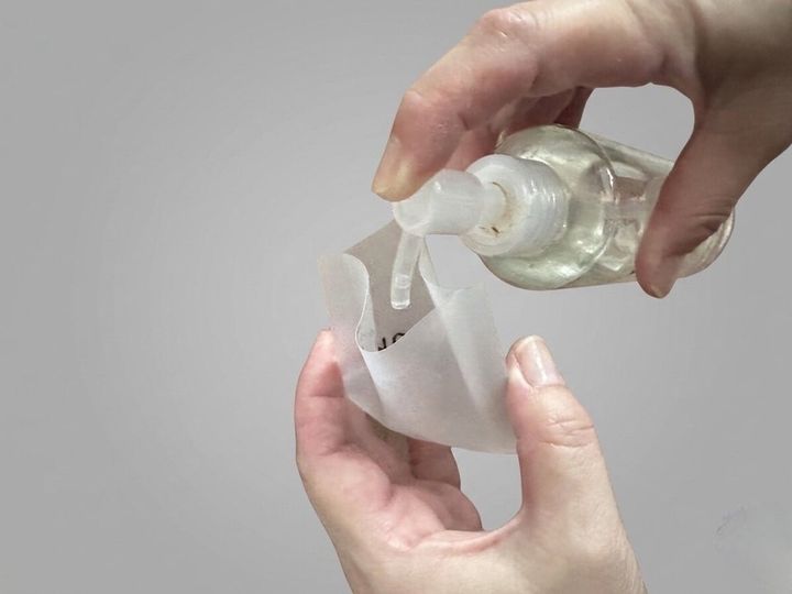 開いている口から化粧水などを入れる