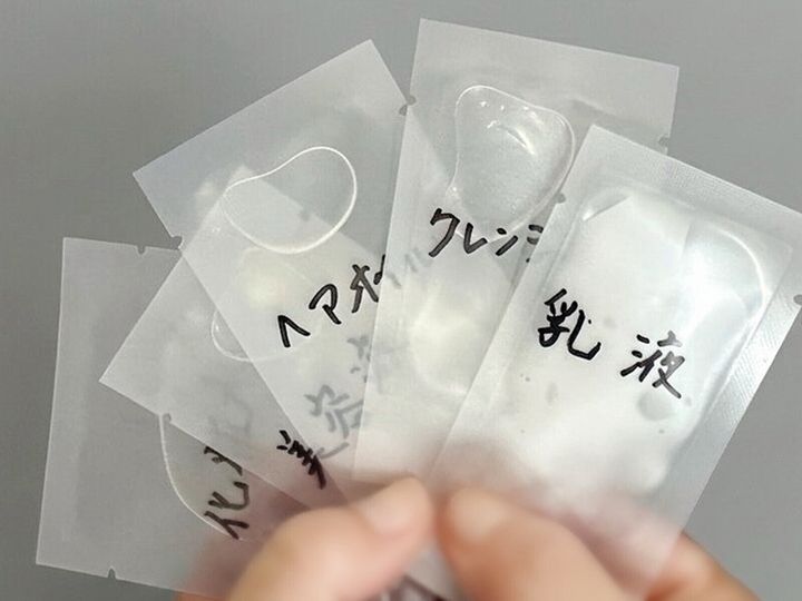 100円ショップのトラベル用品の中から、シャンプーや基礎化粧品を持ち歩くのに便利な「熱圧着パウチ容器」を紹介。商品の特徴やヘアアイロンを使った簡単な使い方、旅行時に活用するメリットを詳しく解説します。