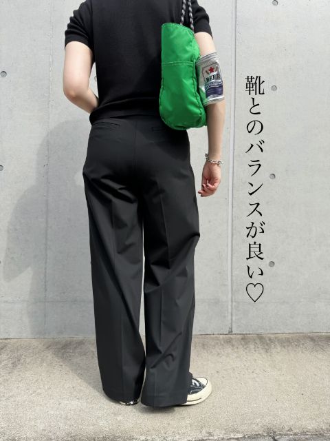 スマートワイドストレートパンツを着たコーデの後ろ姿